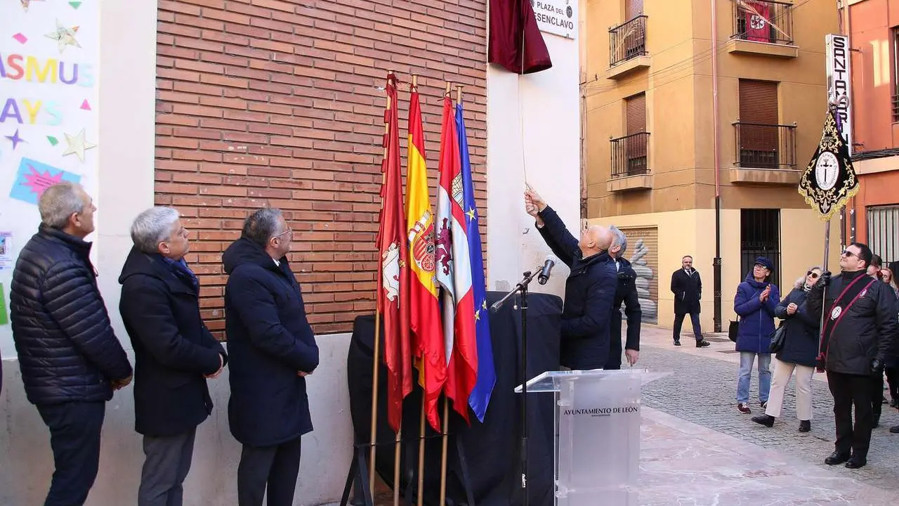 Peio Garc&iacute;a. ICAL. El alcalde de Le&oacute;n, Jos&eacute; Antonio D&iacute;ez preside el descubrimiento de la placa de la Plaza del Desenclavo; asiste al acto el Presidente de las Cortes, Carlos Poll&aacute;n