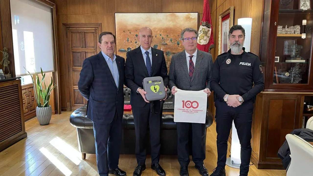 La C&aacute;mara de la Propiedad Urbana dona un desfibrilador a la Polic&iacute;a Local del Ayuntamiento de Le&oacute;n