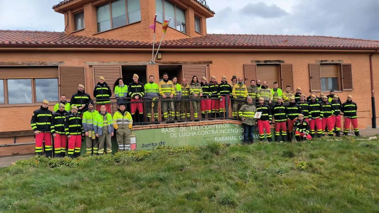 Personal de la Junta y la UME comparten t&eacute;cnicas y materiales en materia de extinci&oacute;n de incendios