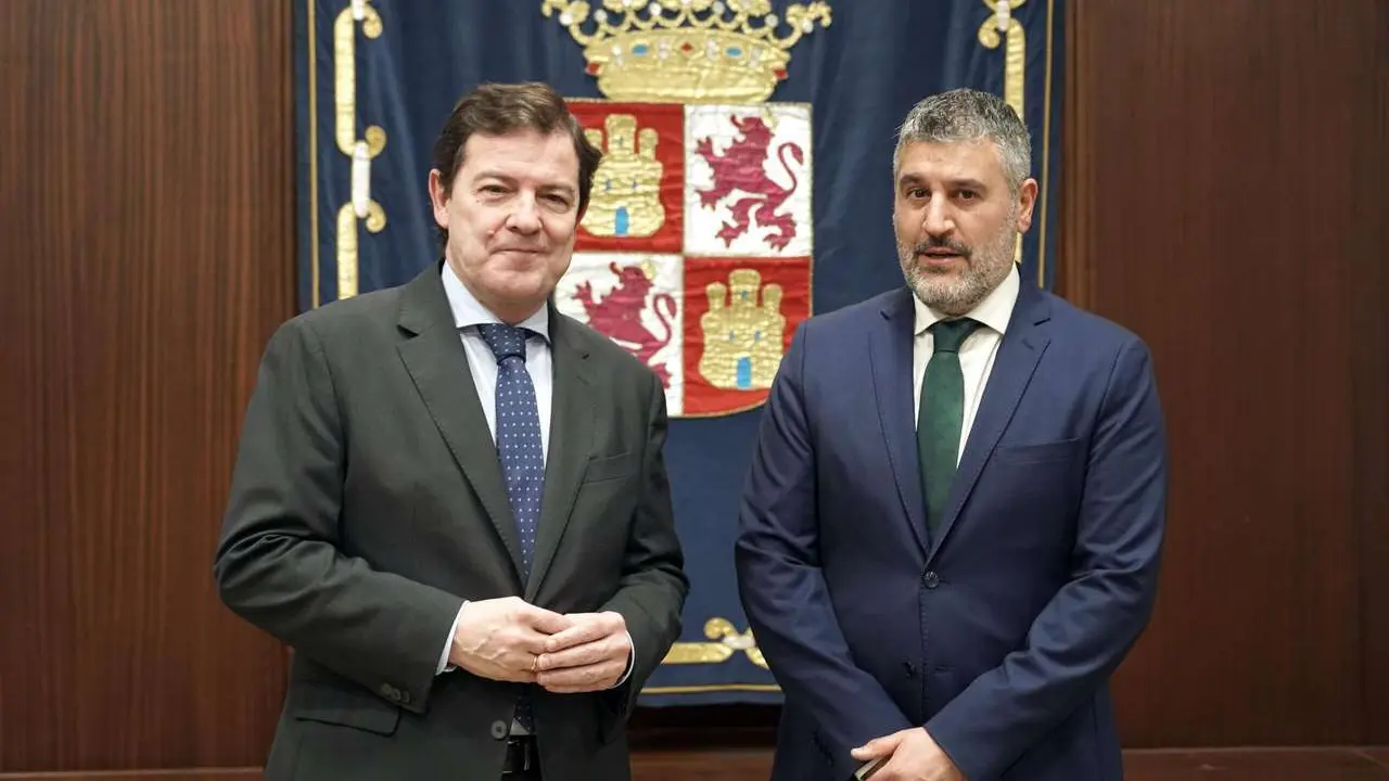 Rub&eacute;n Cacho- El presidente de la Junta de Castilla y Le&oacute;n, Alfonso Fern&aacute;ndez Ma&ntilde;ueco, mantiene un encuentro con el alcalde de la localidad leonesa de San Emiliano, David Marcello