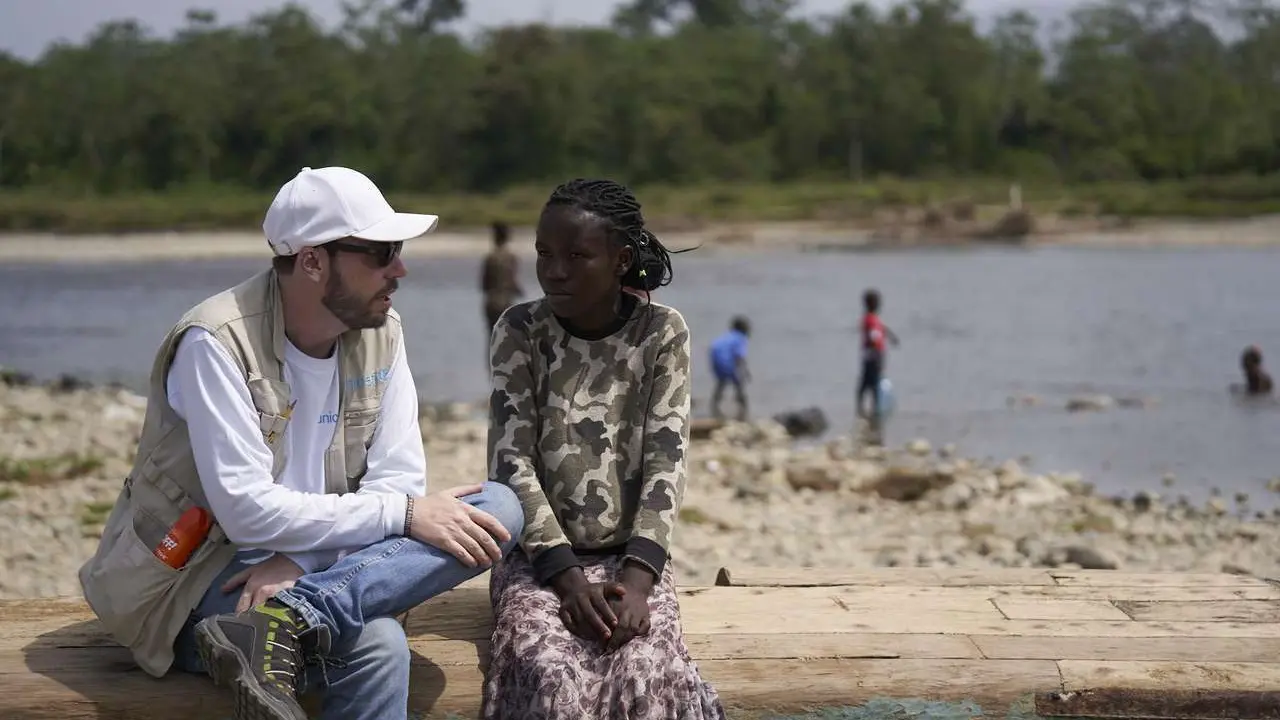 El periodista leon&eacute;s Alfonso F. Reca durante una entrevista con Jannete, una joven migrante africana superviviente de la ruta de Dari&eacute;n tras su llegada a la comunidad ind&iacute;gena ember&aacute; de Bajo Chiquito