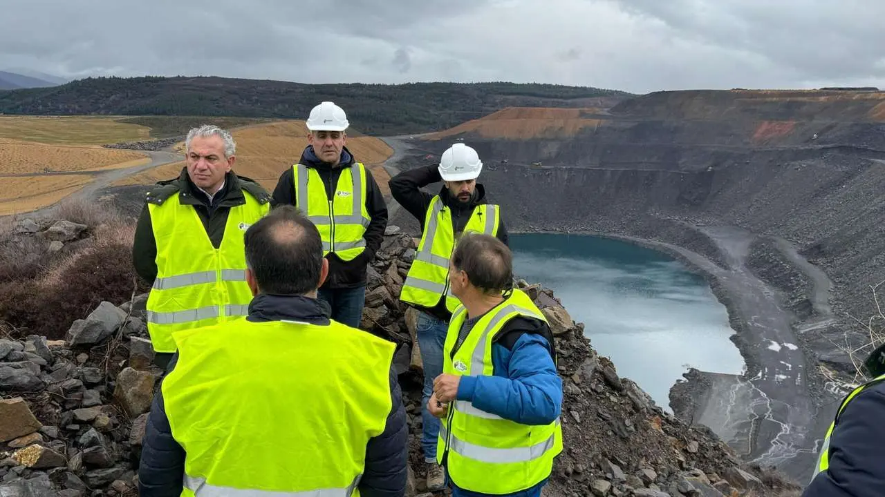 El Delegado del Gobierno en Castilla y Le&oacute;n, Nicanor Sen, durante su visita a las obras de la Gran COrta de Fabero este jueves. / DELEGACI&Oacute;N GOBIERNO 