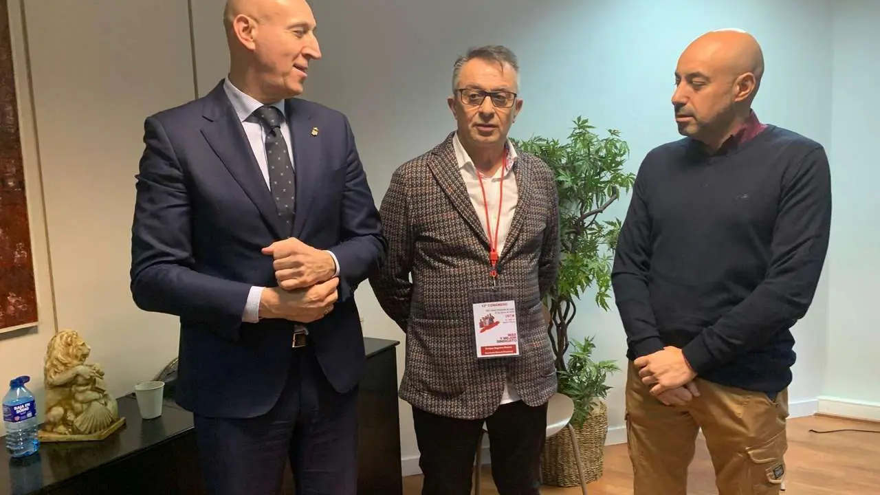 El alcalde de Le&oacute;n, Jos&eacute; Antonio D&iacute;ez, el secretario provincial de UGT Le&oacute;n, Enrique Reguero y el secretario autonomico de UGT, &Oacute;scar Mario Lobo, este viernes al inicio del congreso.