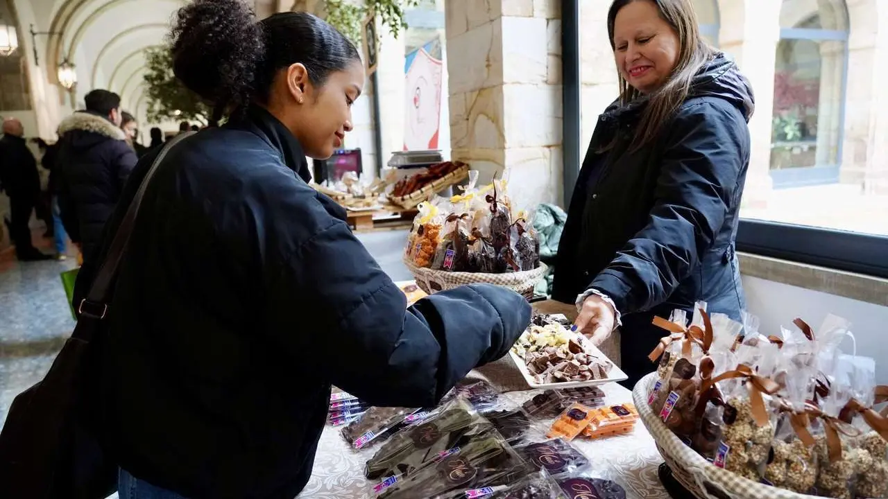 El consejero de Medio Ambiente, Vivienda y Ordenaci&oacute;n del Territorio, Juan Carlos Su&aacute;rez-Qui&ntilde;ones, asiste a la inauguraci&oacute;n del Sal&oacute;n Internacional del Chocolate 2025.