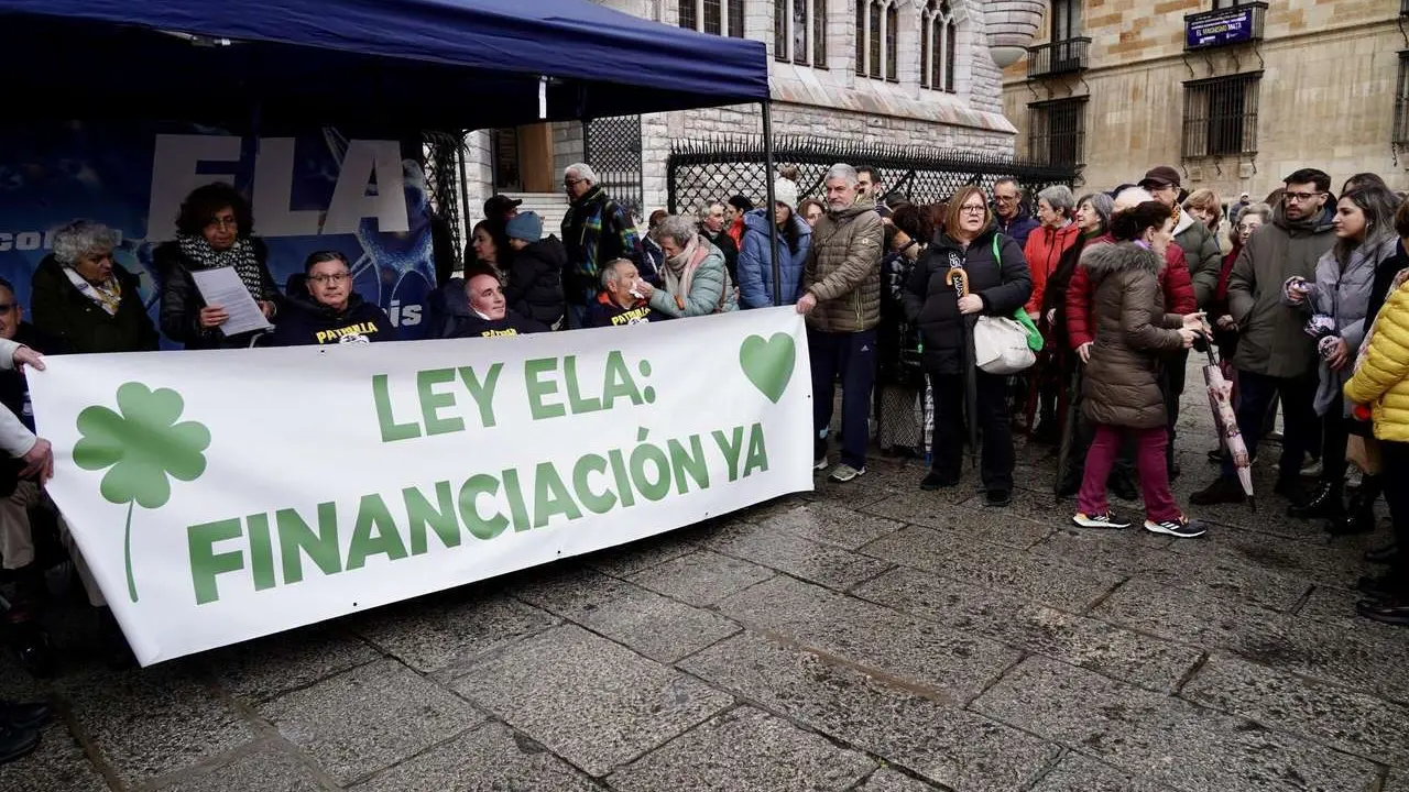 Un grupo de afectados por Esclerosis Lateral Amiotr&oacute;fica de Le&oacute;n se concentran para solicitar al Gobierno que dote de financiaci&oacute;n la Ley ELA