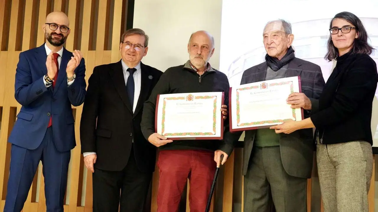 El secretario de Estado de Memoria Democr&aacute;tica, Fernando Mart&iacute;nez, y la comisionada para la celebraci&oacute;n de los 50 a&ntilde;os de Espa&ntilde;a en Libertad, Carmina Gustr&aacute;n, participan en el acto de reconocimiento y reparaci&oacute;n a Albina P&eacute;rez y Nicol&aacute;s S&aacute;nchez Albornoz, &uacute;nicos supervivientes del grupo de luchadores universitarios miembros de la Federaci&oacute;n Universitaria Estudiantil. / CAMPILLO / ICAL