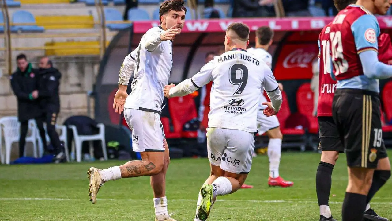 El jugador de la Cultural Manu Justo en un momento del partido frente al Real Uni&oacute;n / @CyDLeonesa