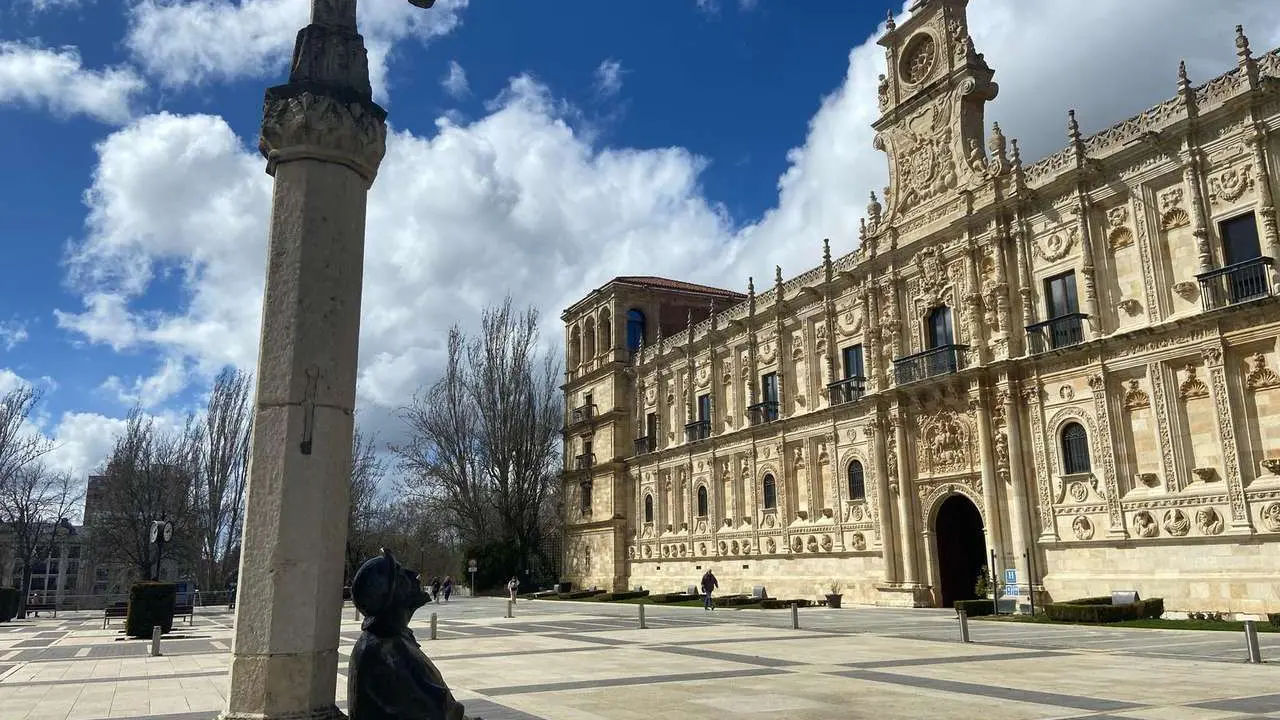 Homenaje al peregrino en la plaza de San Marcos de Le&oacute;n.