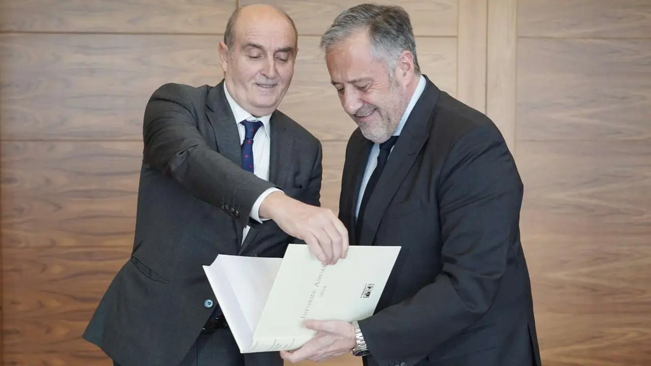El presidente de las Cortes de Castilla y Le&oacute;n, Carlos Poll&aacute;n, recibe en su despacho al Procurador del Com&uacute;n, Tom&aacute;s Quintana, quien le hace entrega del Informe Anual 2024. / RUB&Eacute;N CACHO / ICAL