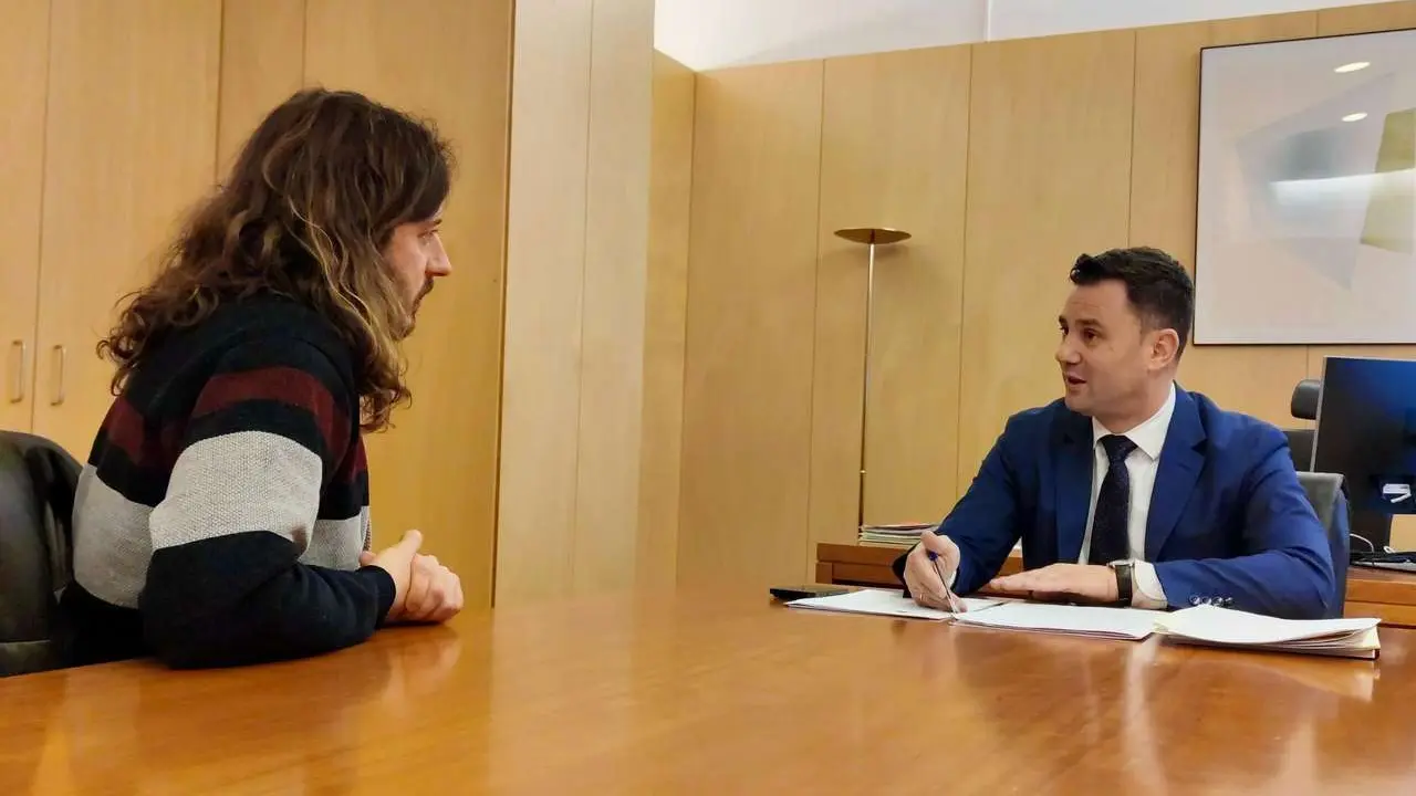 Javier Alfonso Cend&oacute;n junto a C&eacute;sar Prieto, portavoz de la Plataforma en Defensa del Ferrocarril de V&iacute;a Estrecha de Le&oacute;n &ndash; FEVE, durante su encuentro en el Congreso de los Diputados