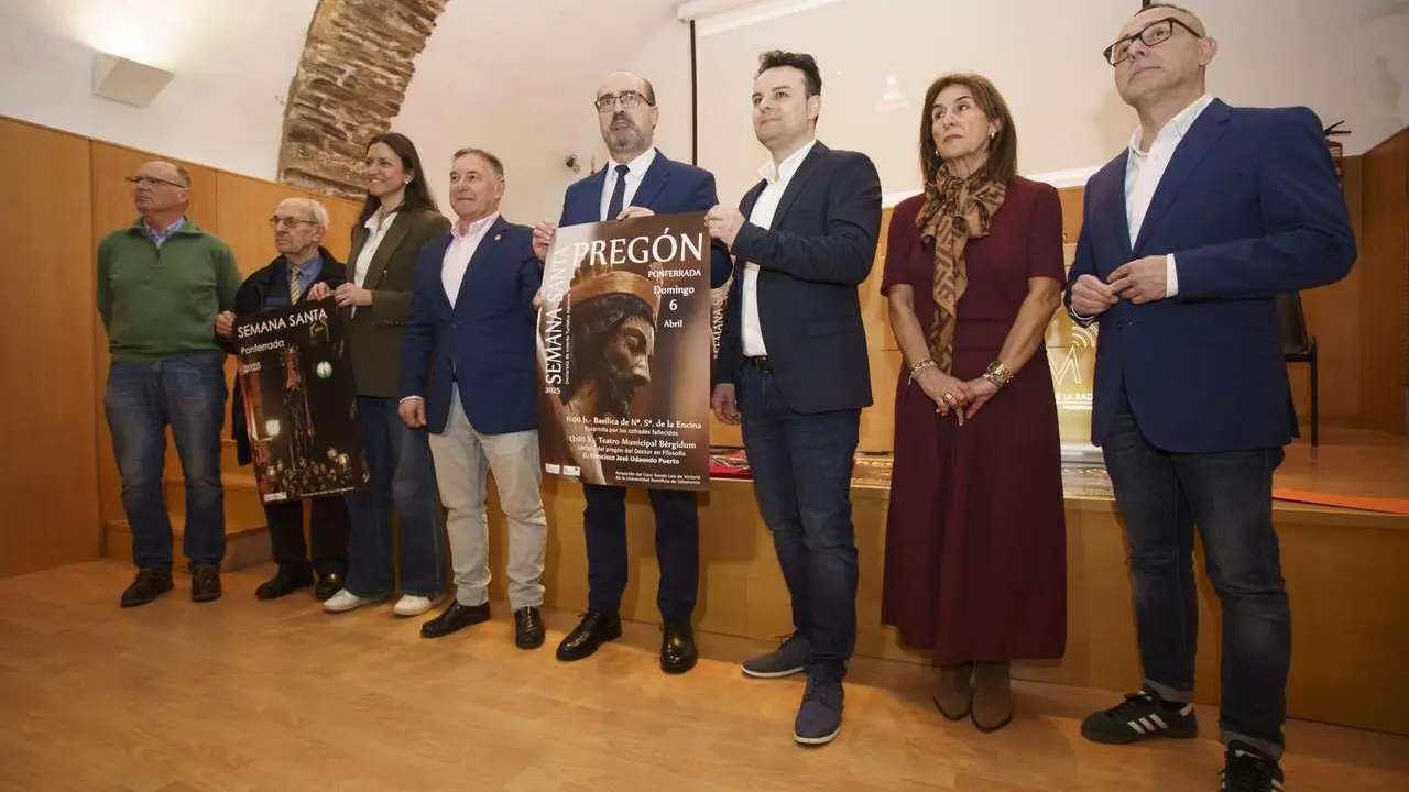 C&eacute;sar S&aacute;nchez. ICAL. El alcalde de Ponferrada, Marco Morala (3D), junto al concejal de Fiestas, Carlos Cortina (D) y miembros de la Real Hermandad de Jes&uacute;s Nazareno, durante la presentci&oacute;n del programa de Semana Santa de Ponferrada