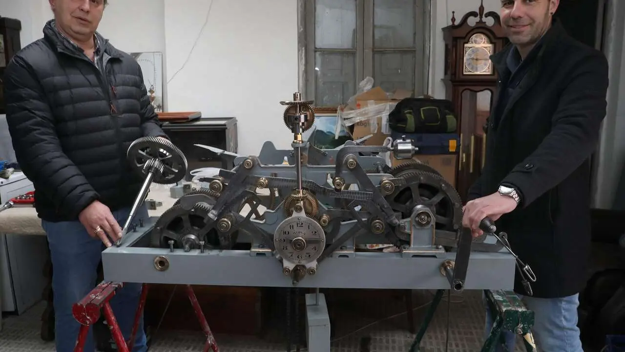 Br&aacute;gimo. ICAL. Reloj del Ayuntamiento de Astorga(Le&oacute;n) en el taller de Palencia  donde ha sido restaurado