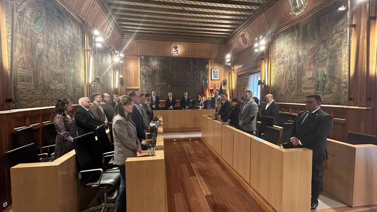 Minuto de silencio previo al pleno de la Diputaci&oacute;n de Le&oacute;n