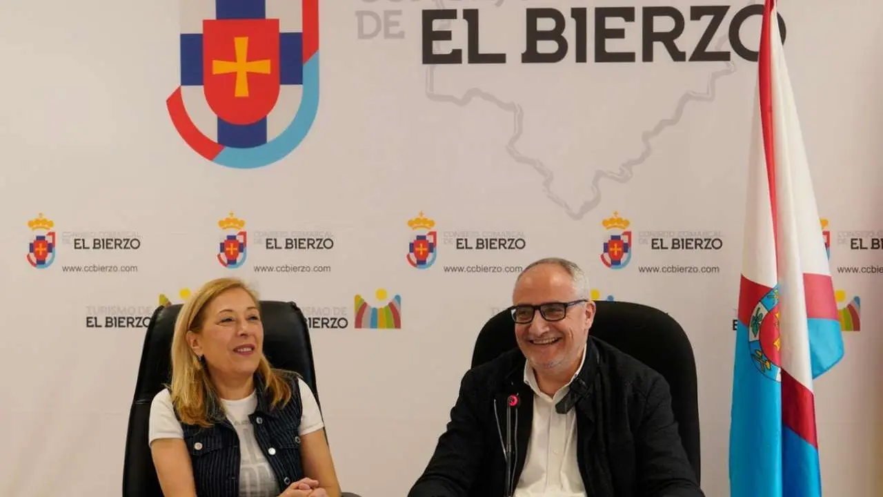 C&eacute;sar S&aacute;nchez, ICAL. El presidente del Consejo Comarcal del Bierzo, Olegario Ram&oacute;n, junto a la directora de Alzheimer Bierzo, Ana Pilar Rodr&iacute;guez, durante la presentaci&oacute;n del proyecto 'Vivienda rural. Proyectos piloto para su liberaci&oacute;n y rehabilitaci&oacute;n'