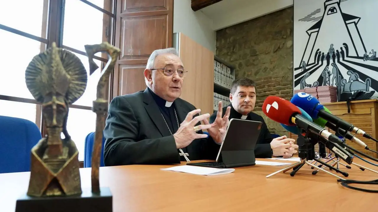 Campillo. ICAL. El obispo de Le&oacute;n, Luis &Aacute;ngel de las Heras, y el vicario general de la Di&oacute;cesis, Luis Garc&iacute;a, presentan los Premios San Froil&aacute;n
