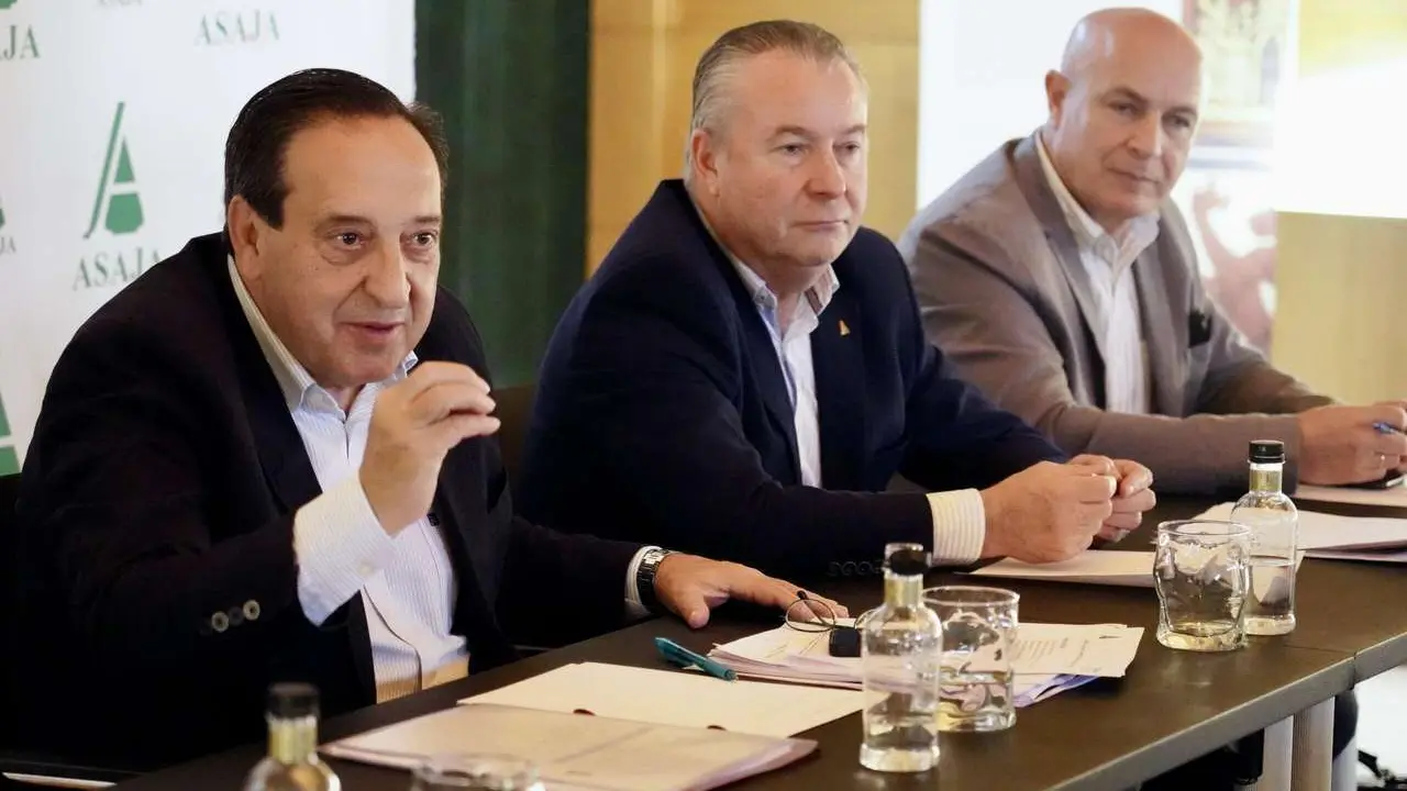 Campillo. ICAL. El presidente nacional de la Asociaci&oacute;n de J&oacute;venes Agricultores, Pedro Barato, atiende a los medios de comunicaci&oacute;n con motivo de la reuni&oacute;n en Le&oacute;n del Comit&eacute; Ejecutivo Nacional de la organizaci&oacute;n. Estar&aacute; acompa&ntilde;ado del presidente auton&oacute;mico, Donaciano Dujo, y el provincial, Arsenio Garc&iacute;a.