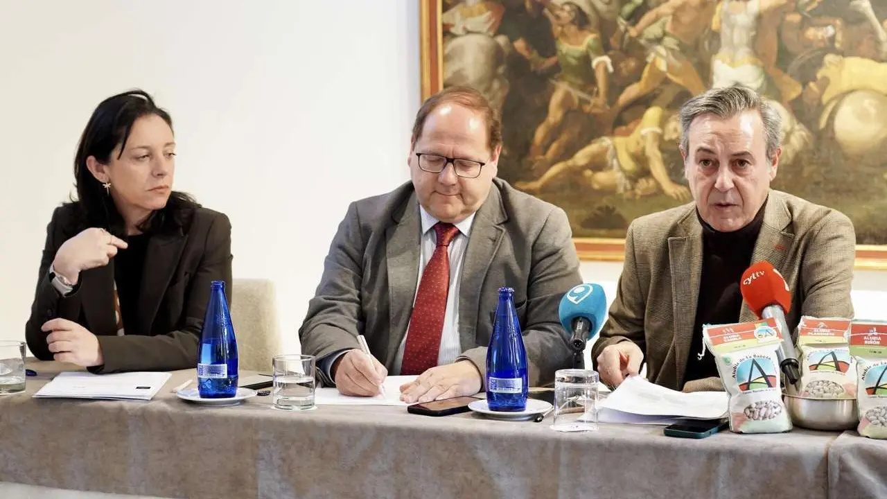 Campillo. ICAL. La directora del Parador de Le&oacute;n, Ana Dom&iacute;nguez; la presidenta de la IGP Alubia de La Ba&ntilde;eza, Montserrat San Jos&eacute;, y el alcalde de La Ba&ntilde;eza, Javier Carrera, presentan las III Jornadas de Promoci&oacute;n de la Alubia IGP de La Ba&ntilde;eza en Paradores Turismo junto al periodista Pepe Ribagorda.