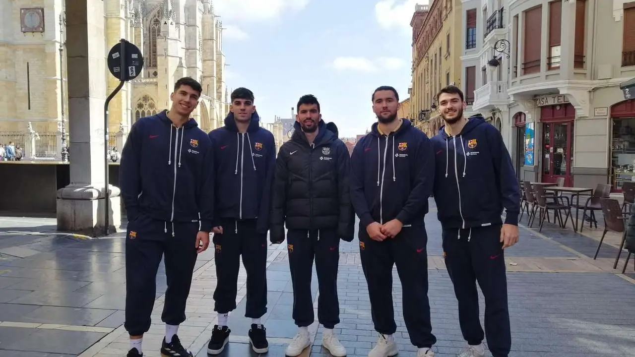 Parte de la plantilla del FC Barcelona de Balonmano esta ma&ntilde;ana en el centro de Le&oacute;n. 