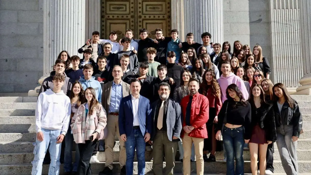 Visita del IES Vadinia de Cistierna al Congreso de los Diputados con Javier Alfonso Cend&oacute;n