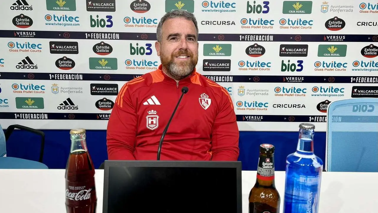 El entrenador de la Deportiva, Javi Rey, en la rueda de prensa previa al partido con el Nastic Tarragona. / SD PONFERRADINA