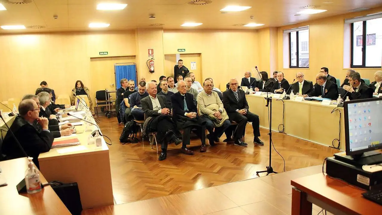 Diecis&eacute;is acusados fueron juzgados en 2023 por la muerte en 2013 de seis mineros en la Hullera Vasco Leonesa, pero la sentencia no ha llegado. | ICAL