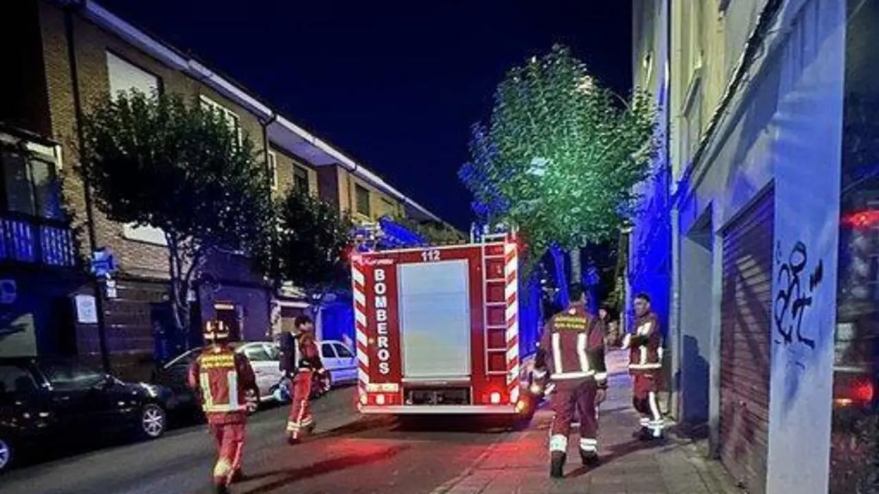 Intervenci&oacute;n de los Bomberos de Le&oacute;n anoche en Santa Ana. / BOMBEROS LE&Oacute;N