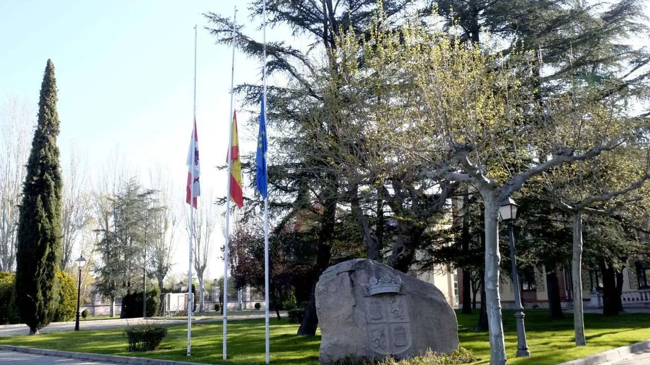 Banderas a media asta como se&ntilde;al de duelo en la Junta de Castilla y Le&oacute;n 