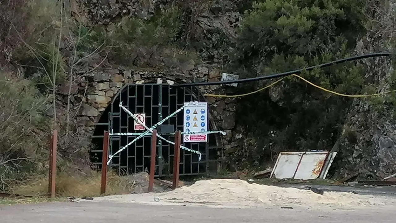 La entrada a la mina de Dega&ntilde;a permanece sellada este martes. / LEON24HORAS