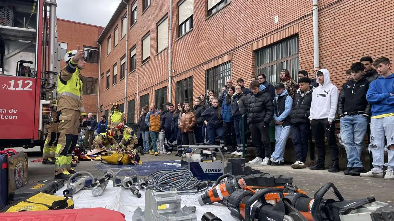 Simulacro incendio en el IES Giner de los R&iacute;os de Le&oacute;n. / AYTO LE&Oacute;N