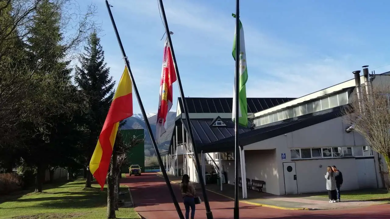Banderas a media asta este martes en el Villablino. / LEON24HORAS