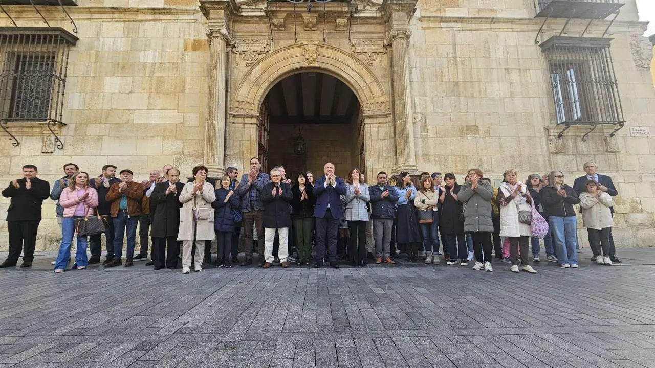Minuto de Silencio en la sede de la Diputaci&oacute;n de Le&oacute;n por la muerte de los mineros leoneses. / LEON24HORAS