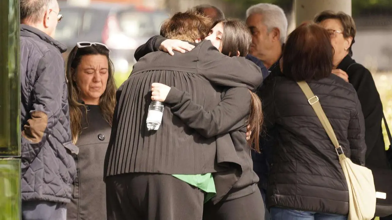 Familiares y amigos acuden al tanatorio de Bembibre (Le&oacute;n), d&oacute;nde se encuentra el minero David &Aacute;lvarez fallecido ayer en la mina de Cerredo (Asturias). / C&Eacute;SAR S&Aacute;NCHEZ / ICAL