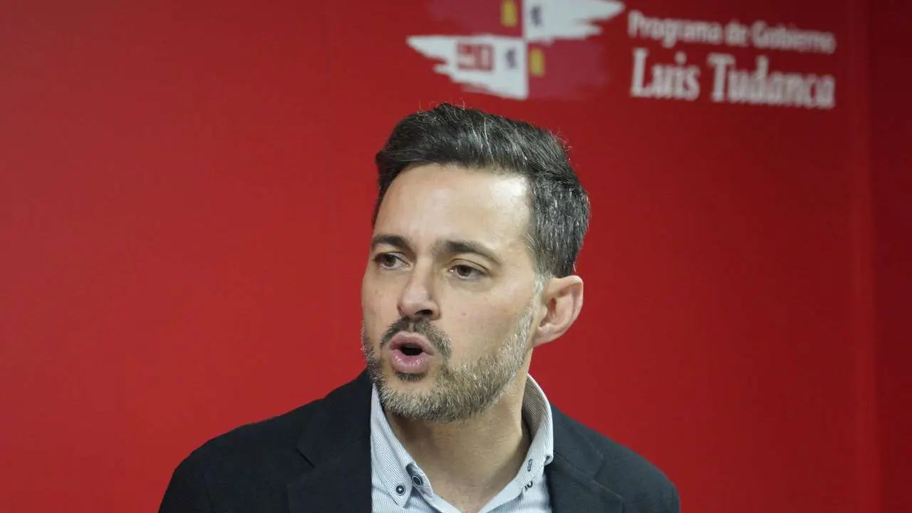 Diego Moreno, durante un acto con la militancia del Bierzo dentro de la campa&ntilde;a de primarias. / C&Eacute;SAR S&Aacute;NCHEZ