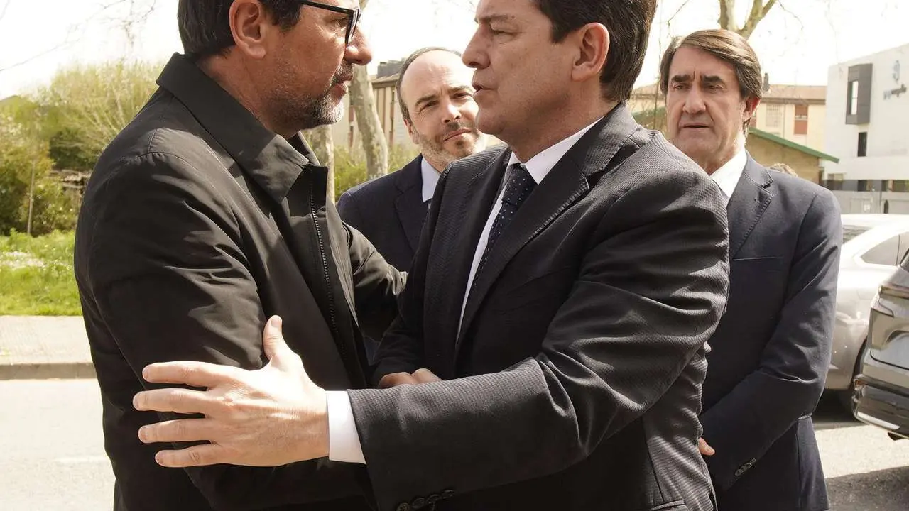 El presidente de la Junta de Castilla y Le&oacute;n, Alfonso Fern&aacute;ndez Ma&ntilde;ueco, acude al tanatorio de Bembibre (Le&oacute;n), d&oacute;nde est&aacute; la capilla ardiente del minero David &Aacute;lvarez fallecido ayer en la mina de Cerredo (Asturias). C&Eacute;SAR S&Aacute;CHEZ / ICAL