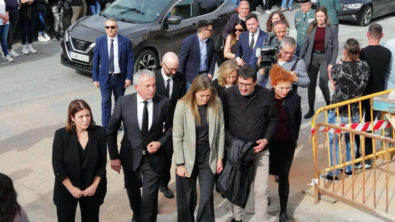 La ministra para la Transici&oacute;n Ecol&oacute;gica y el Reto Demogr&aacute;fico, Sara Aagesen Mu&ntilde;oz, junyo a los delegados del Gobierno en Asturias y Le&oacute;n, Adriana Lastra y Nicanor Sen, a su llegada al funeral. / LEON24HORAS