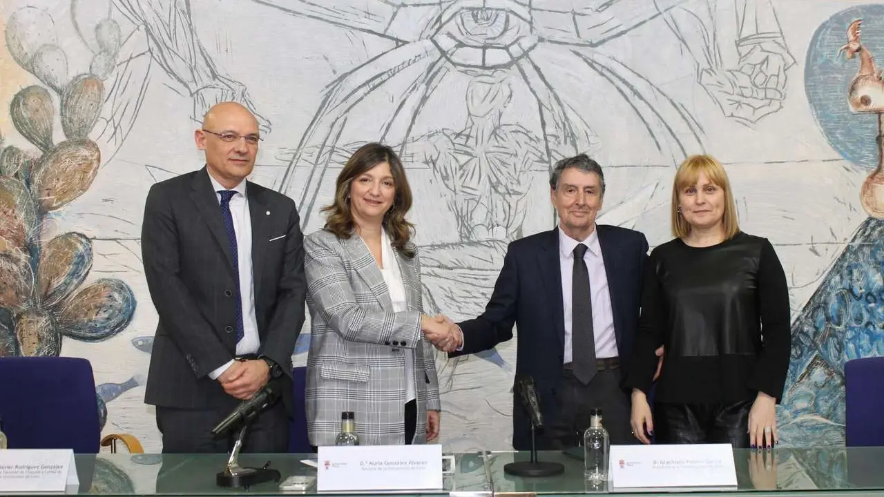 La rectora Nuria Gonz&aacute;lez y Gracialiano Palomo (Sierra Pambley) en la firma del convenio. / PRENSA ULE
