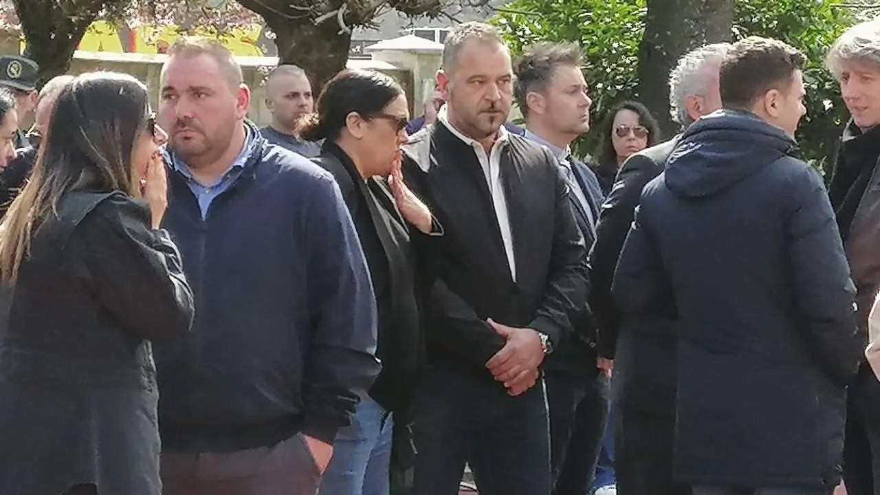 Emilio Mart&iacute;nez, diputado y alcalde de Cabrillanes, en la capilla ardiente de los mineros fallecidos