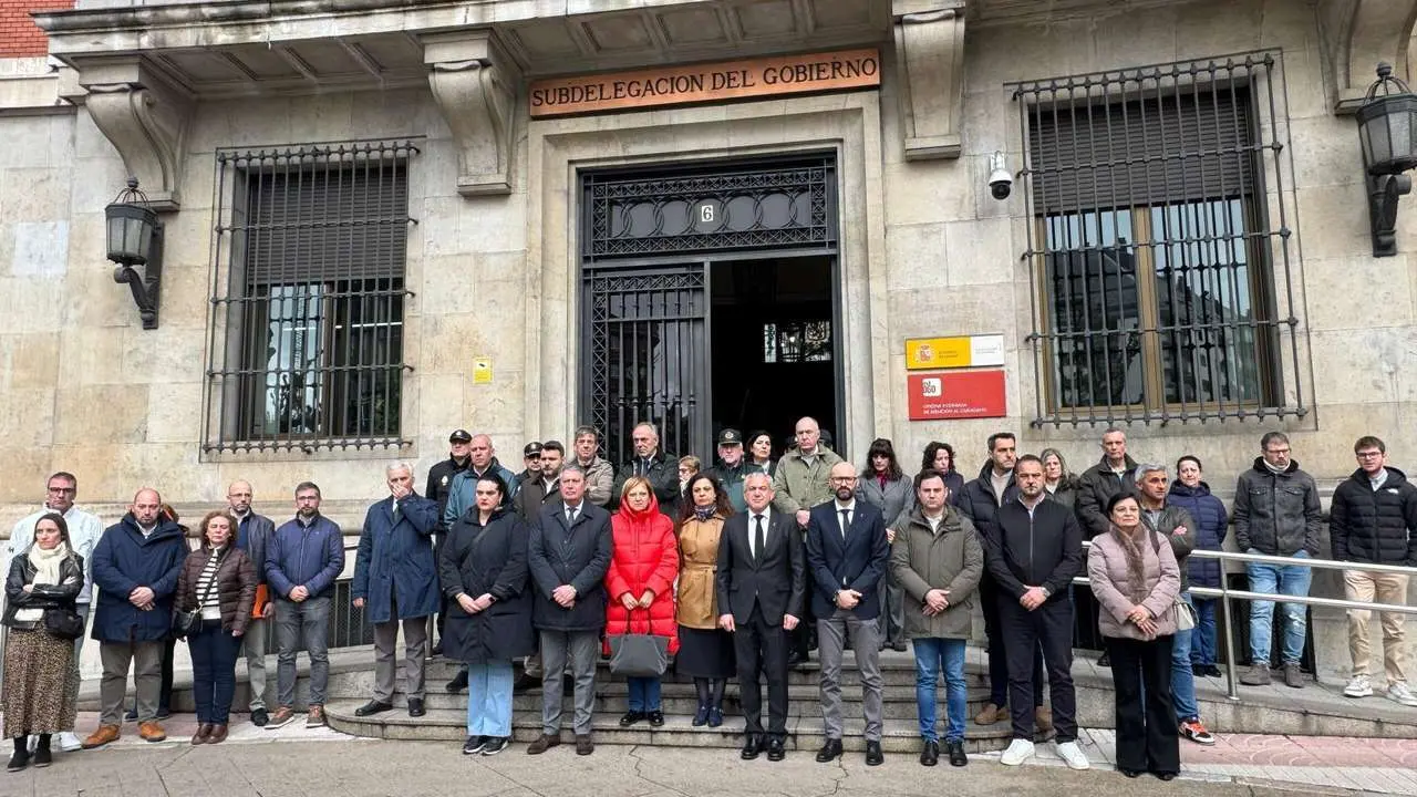 Minuto de silencio en la Subdelegaci&oacute;n por el asesinato de una menor a manos de la ex pareja de su madre