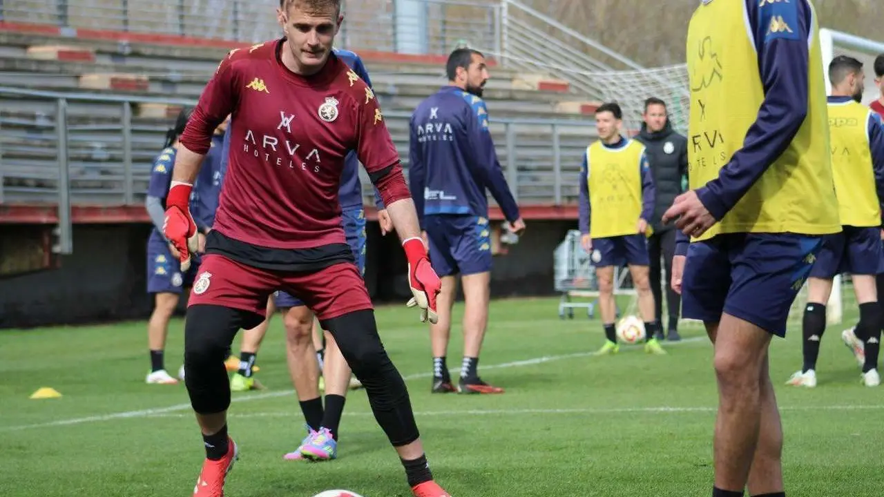 Entrenamiento de la Cultural previo al partido contra el Arenteiro. / @CyDLeonesa