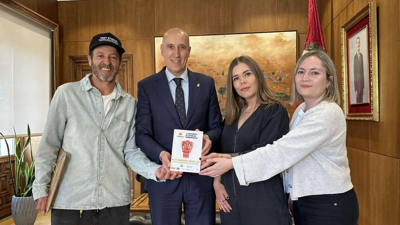 Recepci&oacute;n a Shara y Jorge, de The Carnivan, tras lograr el premio a la Mejor Hamburguesa de Espa&ntilde;a. / AYTO LE&Oacute;N
