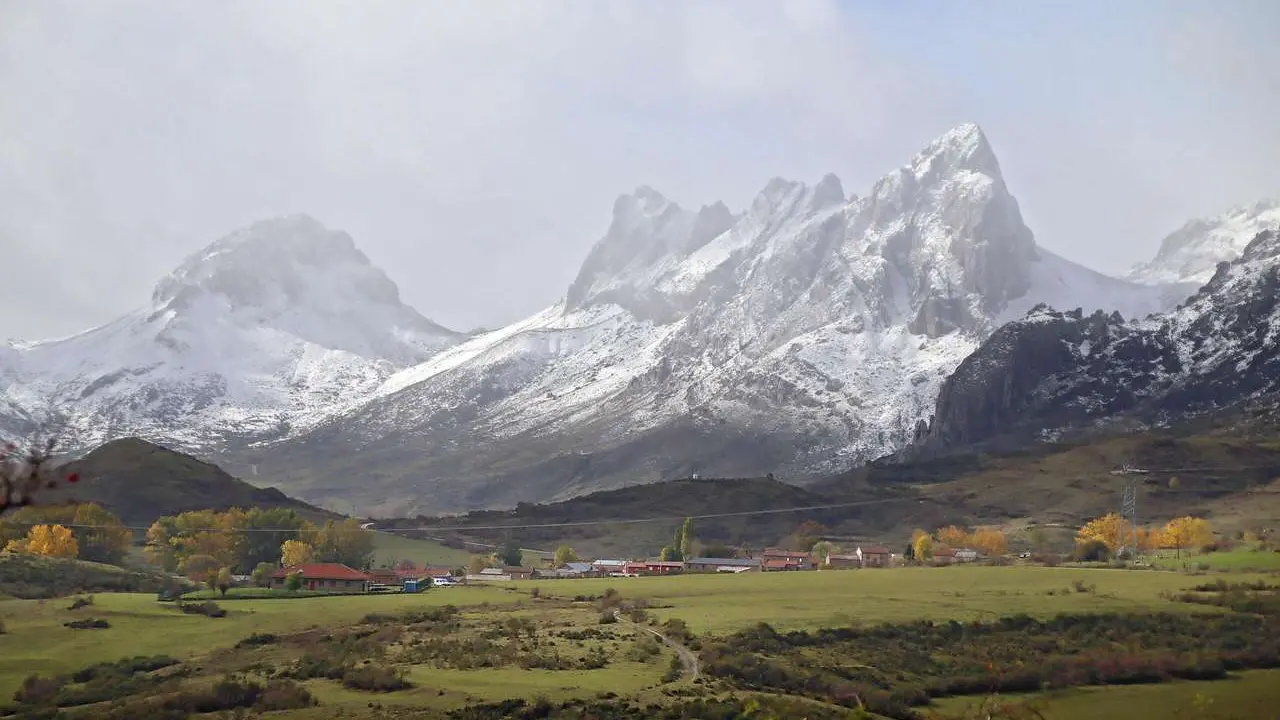 Imagen de archivo de nieve en la monta&ntilde;a de Le&oacute;n. / PEIO GARC&Iacute;A / ICAL