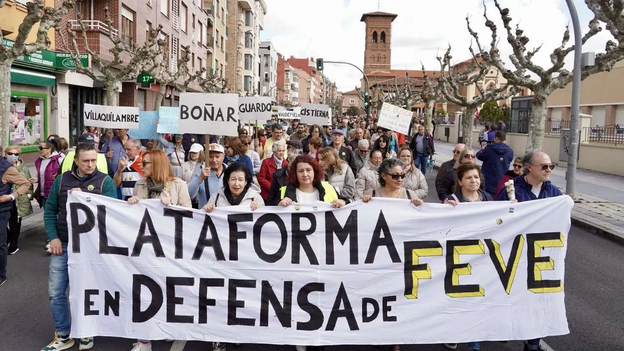 Manifestaci&oacute;n en defensa de Feve este domingo en las calles de la ciudad de Le&oacute;n. / CAMPILLO / ICAL