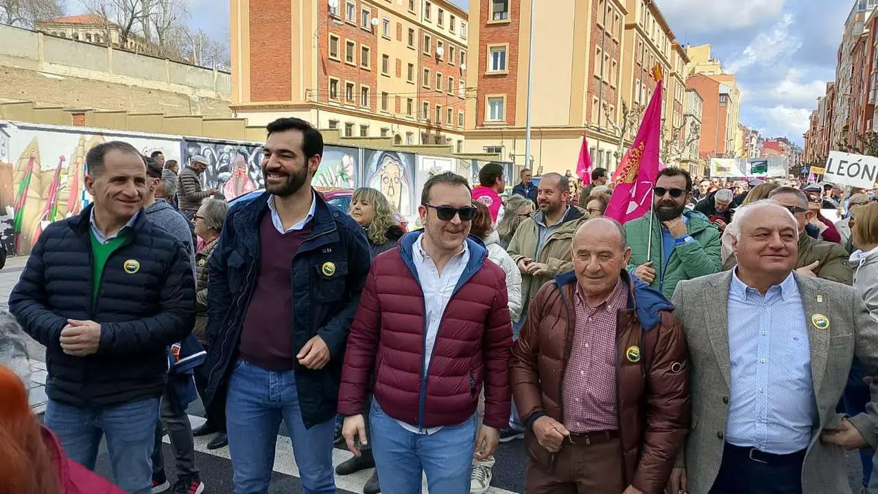 Representates del PP en la manifestaci&oacute;n por Feve en Le&oacute;n. / PRENSA PP