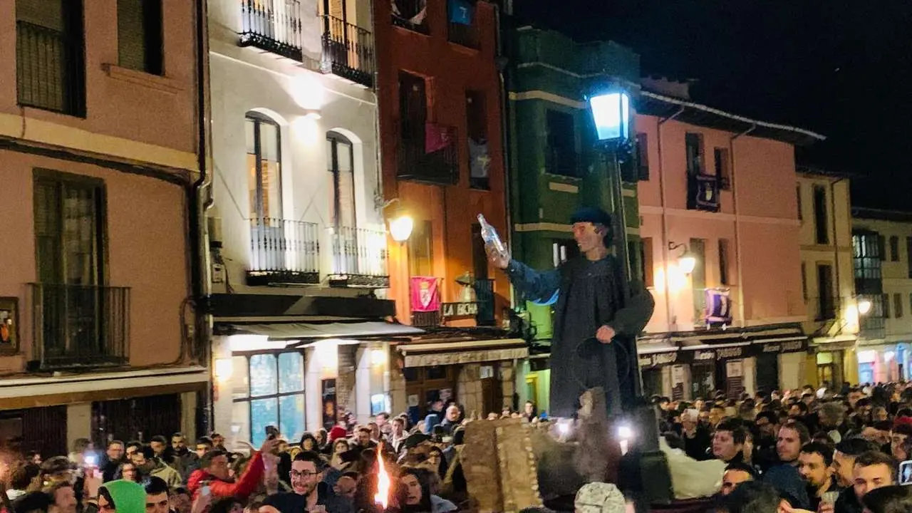 El Entierro de Genar&iacute;n a su paso por el barrio H&uacute;medo. | LE&Oacute;N24HORAS