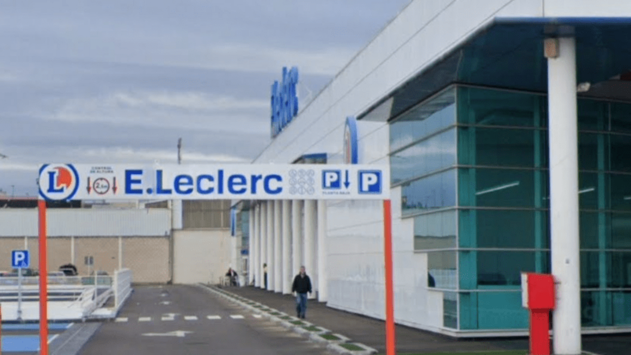 Administraci&oacute;n de loter&iacute;as n&uacute;mero 3 de San Andr&eacute;s del Rabanedo situada en el E.Leclerc