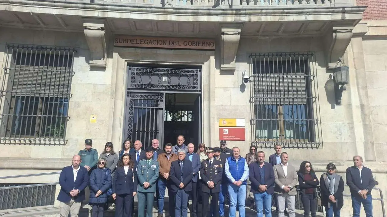 Minuto de silencio a las puertas de la Subdelegaci&oacute;n del Gobierno en Le&oacute;n