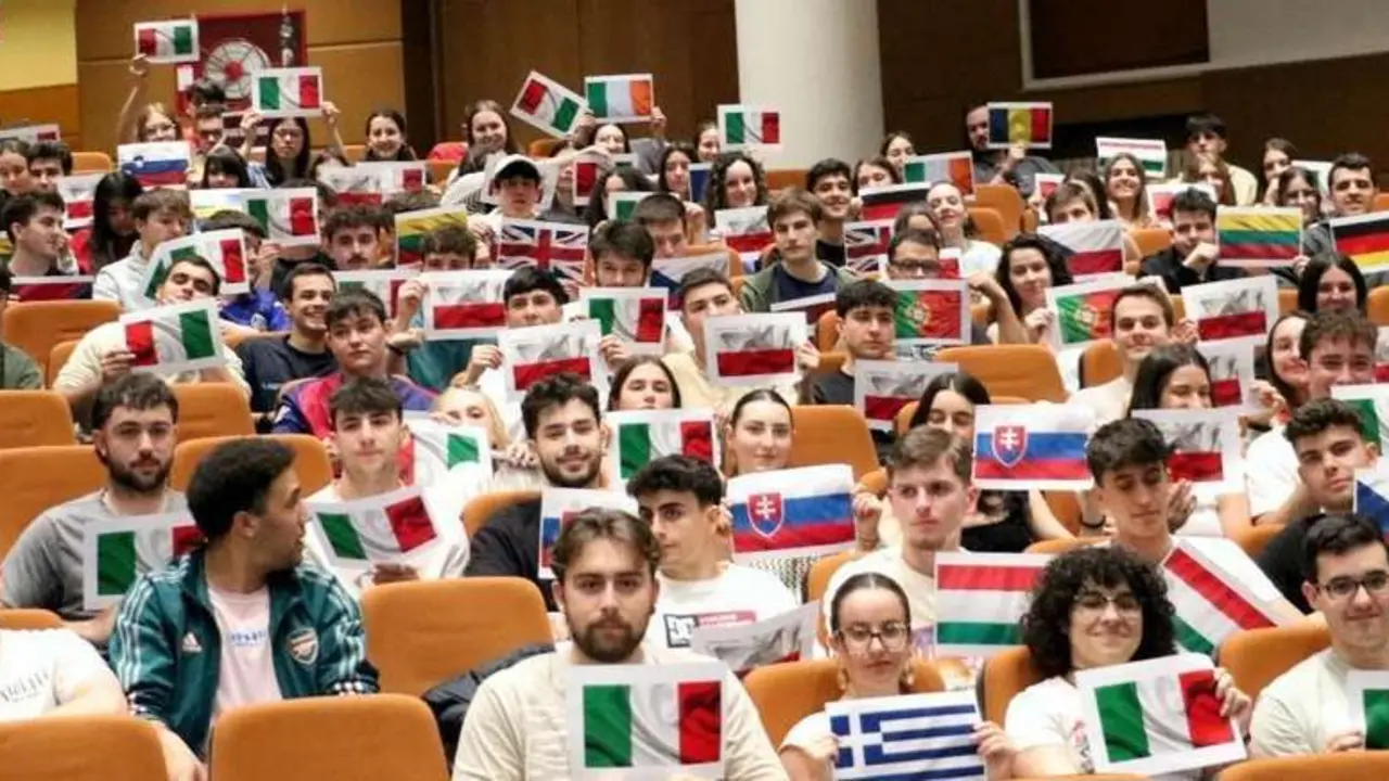Charla para los estudiantes que formar&aacute;n parte del programa Erasmus en el curso 2025/2026