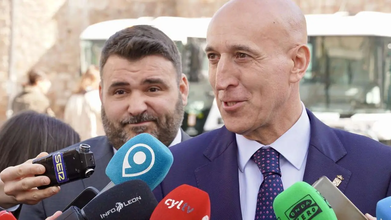 Campillo. ICAL. El alcalde de Le&oacute;n, Jos&eacute; Antonio Diez, y el concejal de Limpieza, Jon Fern&aacute;ndez, presentan nuevos medios del servicio de limpieza.
