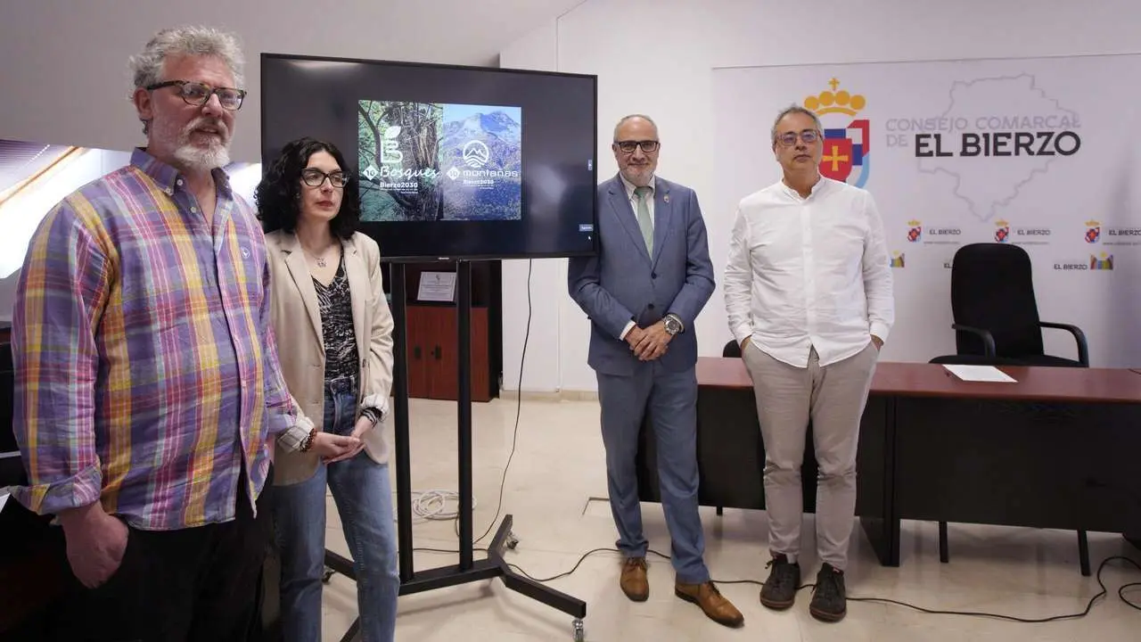 ICAL. El presidente del Consejo Comarcal del Bierzo, Olegario Ram&oacute;n (2D), junto a la consejera comarcal de Formaci&oacute;n y Empleo, Laura Fern&aacute;ndez, el presidente de la Asociaci&oacute;n Bierzo Vivo, Nicol&aacute;s de la Carrera (I), y el catedr&aacute;tico de la ULE Alfonso Fern&aacute;ndez Manso (D), durante la presentaci&oacute;n de las gu&iacute;as interactivas sobre bosques y monta&ntilde;as del Bierzo