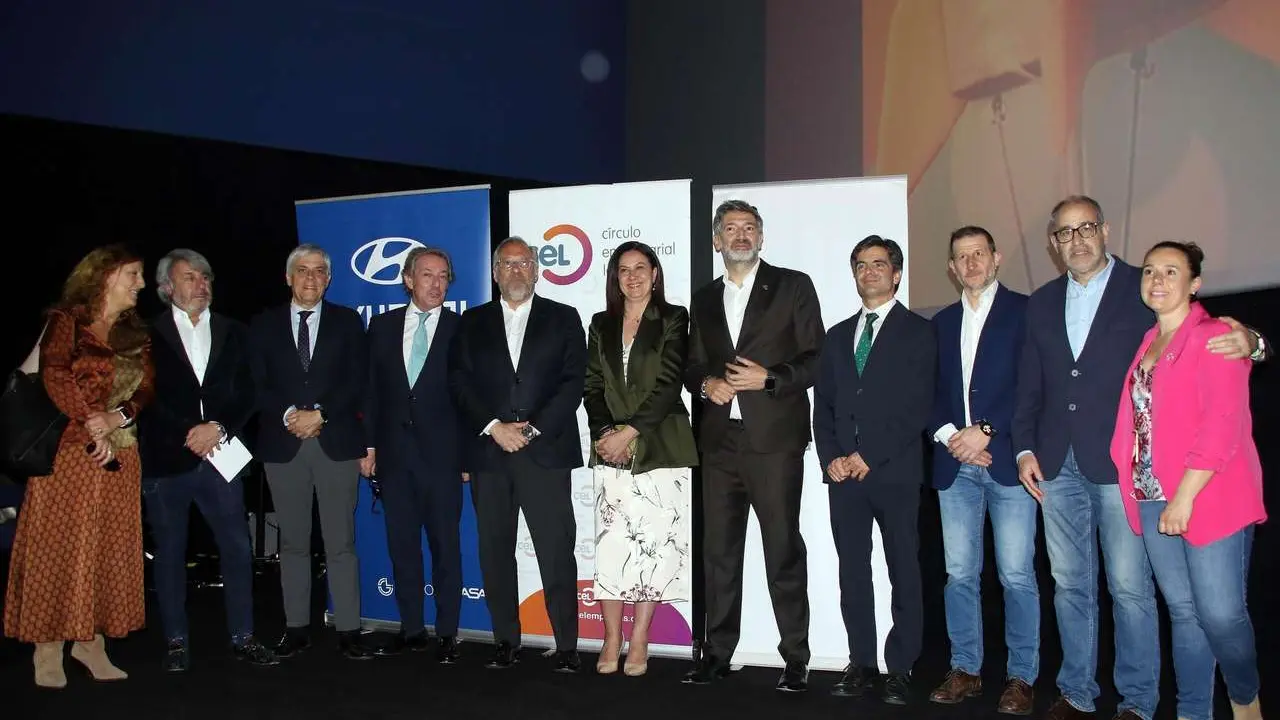 Peio Garc&iacute;a. ICAL. El presidente de las Cortes, Carlos Poll&aacute;n y el presidente del CEL, Julio C&eacute;sar &Aacute;lvarez, en la entrega de los premios del segundo concurso Emprende del CEL